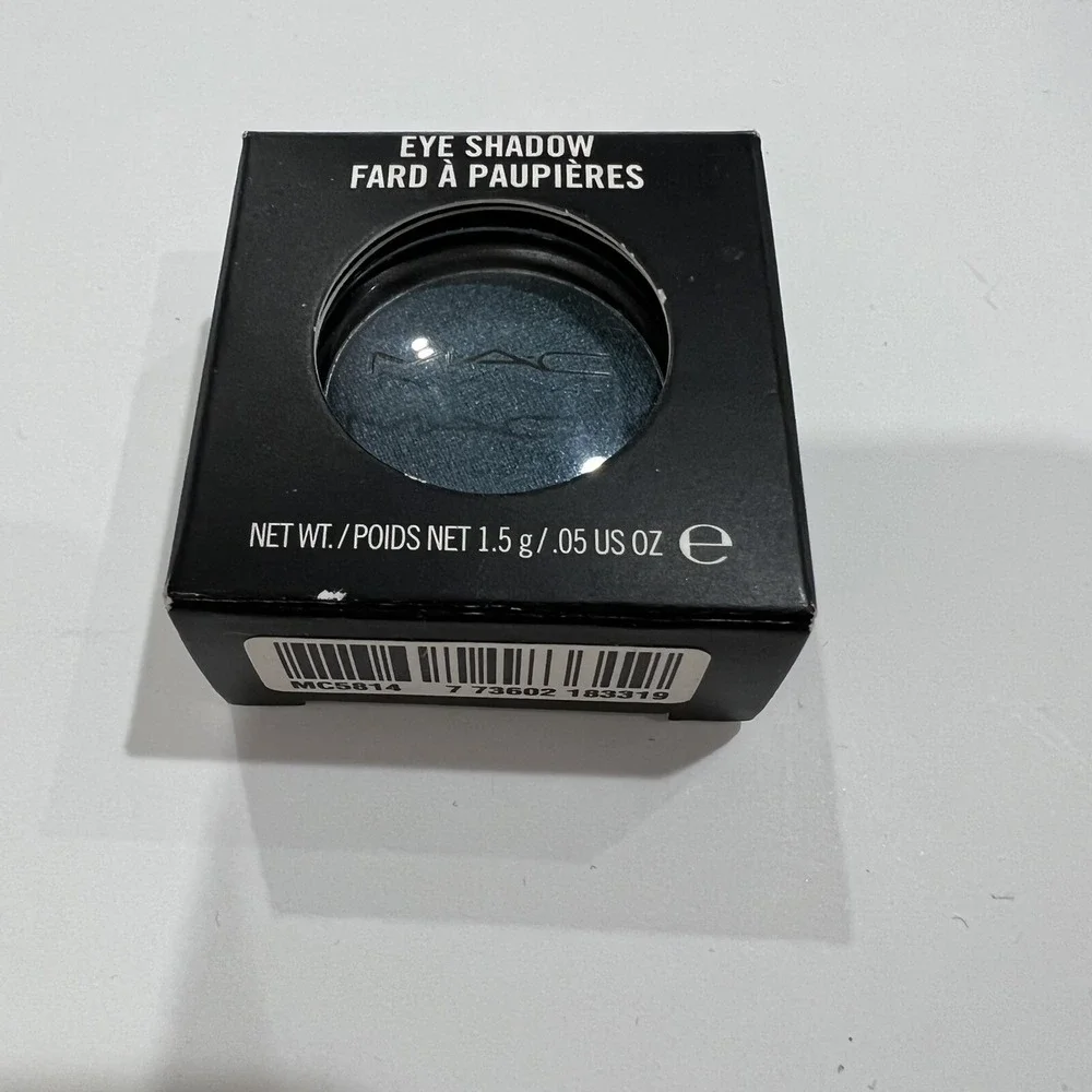 MAC Cosmetics Strike a Pose teal blue eyeshadow New in Box *rare*